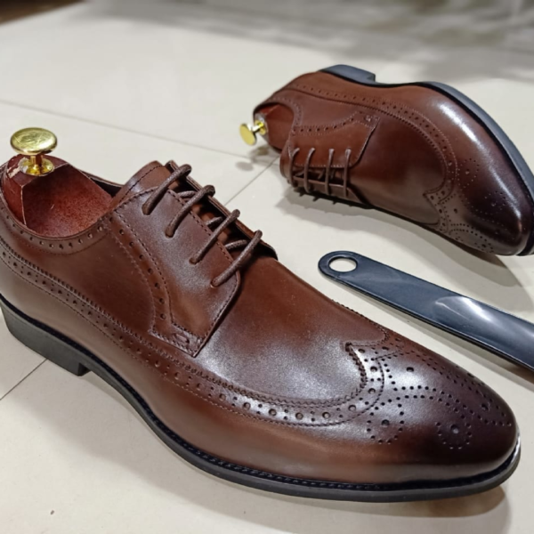 Lowcut wing tip leather shoes