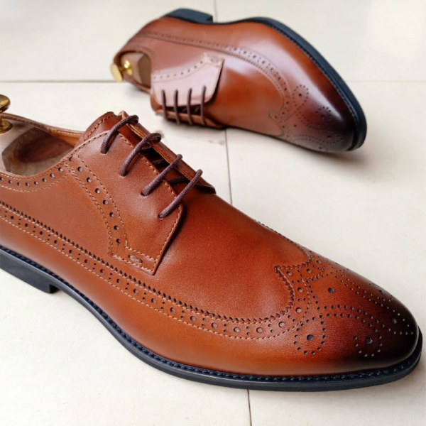 Lowcut wing tip leather shoes